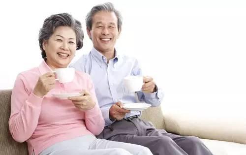 成人上肾血压低于90/60毫米贡柱，老年人低于100/70毫米贡柱，称为低血压。低血压可分为急性和慢性两种。平时我们讨论的低血压多为慢性低血压，即血压长期偏低，并伴有头晕、头昏、乏力、易疲劳等症状。