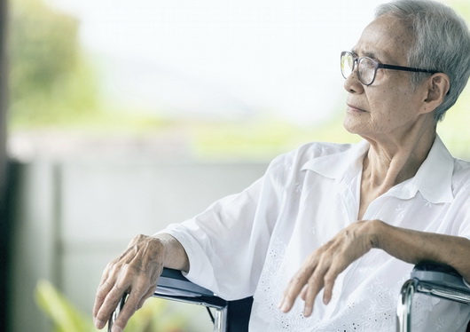 长辈有不明情绪低落 照顾不及时 容易导致忧郁 